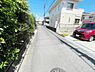 外観：前面道路を含めた現地写真です。