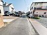 外観：前面道路です。住宅地につき落ち着いた新生活を始められそうです。