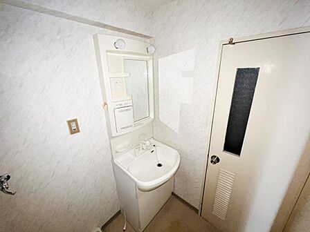 洗面化粧台です。朝の身支度から1日が始まります。