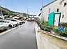 外観：前面道路を含めた現地写真です。