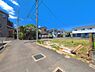 外観：前面道路を含めた現地写真です。