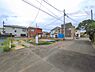 外観：前面道路を含めた現地写真です。