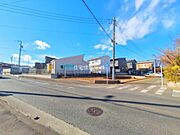 前面道路を含めた現地写真です。