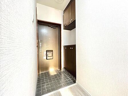 綺麗で明るい玄関でお客様をお迎えいただけます。