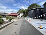 外観：前面道路を含めた現地写真です。