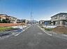 外観：前面道路を含めた現地写真です。