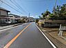 外観：前面道路を含めた現地写真です。