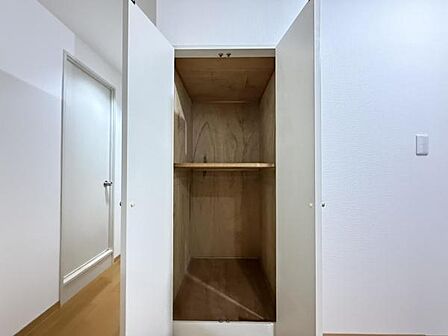 いつでもお部屋をスッキリお使い頂ける収納スペースを設置。