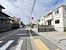 外観：前面道路を含めた現地写真です。