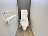 トイレ：シャワー洗浄機能付のトイレは、清潔感が印象的な空間ですね。