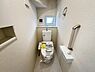 トイレ：シャワー洗浄機能付のトイレは、清潔感が印象的な空間ですね。