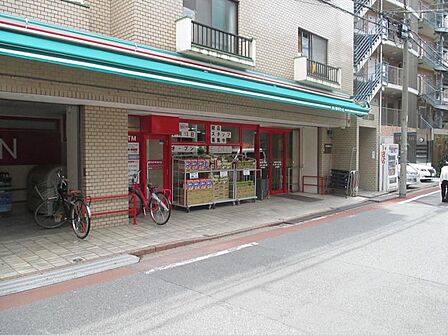 野菜の種類も多く、魚や肉も充実しています。総菜コーナーも陳列が工夫されており買い物しやすいです。