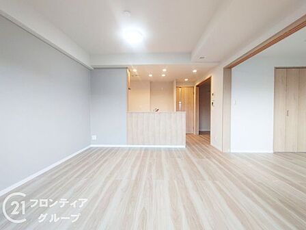 リビングは、シンプルでありながらもスタイリッシュなデザインです。快適な暮らしをサポートします。