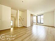ナチュラルな色合いとはっきりとした木目で、木の温もりを感じながら過ごせる広々としたリビングです。お好きなインテリアでお気に入りの空間を作り出せますね。