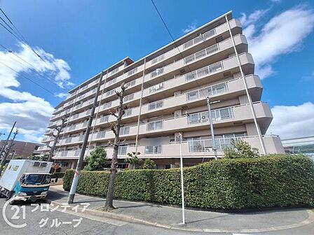 開放感あふれるマンション外観は、明るい印象を与え、住む人に心地よい空間を提供します。自然光を取り入れたデザインが魅力で、日々の生活を豊かにします
