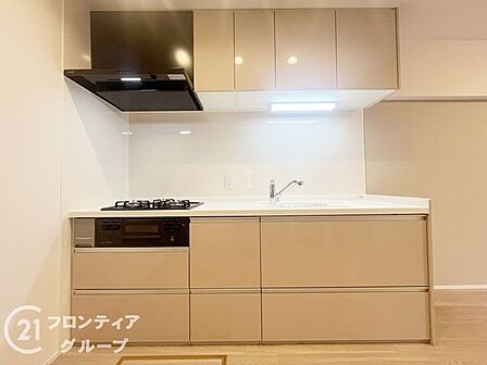 美しさと機能性を兼ね備えた最新のシステムキッチンを採用しています。広々としたワークトップは使い勝手が良く、コンシェルジュサービスを活用した忙しい毎日でも料理の時間を豊かなひと時に変えてくれます