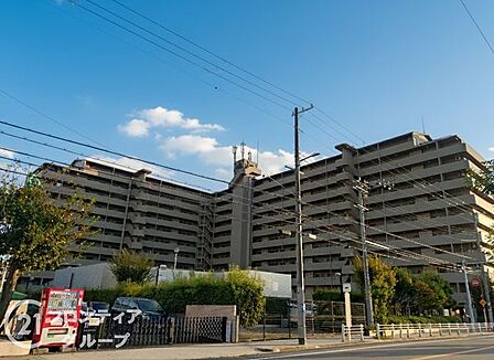 青空に映える重厚な佇まいが、住まう人の誇りを満たしてくれます。洗練されたデザインの外観は街のシンボルとして存在感を放ち、帰宅するたびにプレミアムな充足感に包まれる上質な住まいです