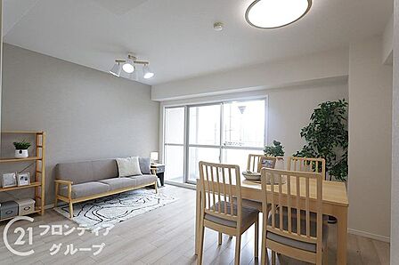 大きな窓から差し込む陽光が心地よいリビングは、家族が集う穏やかな時間を演出します。開放的な空間設計により、家具を配置してもゆとりを感じられる上質な住空間が広がります