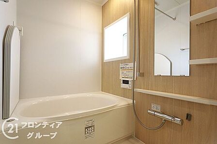木目調の壁面が温かみを演出する浴室は、一日の疲れを優しく解き放つ癒しの空間です。ゆったりとした浴槽に浸かりながら、自分だけの贅沢なリラックスタイムを堪能できます