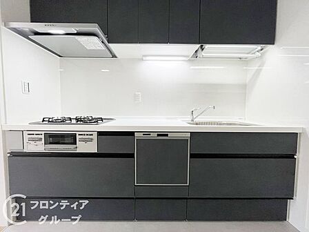 シックなデザインが空間を引き締めるモダンなキッチンです。食洗機付きで後片付けもスムーズなので、ゆとりある夜の時間を過ごせそうです