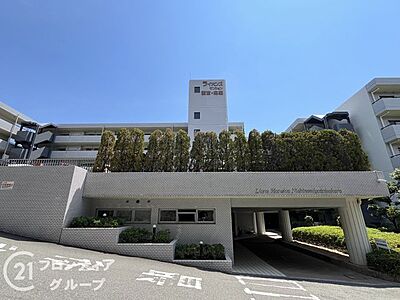 外観:洗練されたデザインが目を引く外観は街のランドマークにふさわしい風格を漂わせています。豊かな緑に囲まれた落ち着きのある佇まいが、住まう人の誇りを満たし、日々の生活に上質な彩りを添えてくれます 外観:洗練されたデザインが目を引く外観は街のランドマークにふさわしい風格を漂わせています。豊かな緑に囲まれた落ち着きのある佇まいが、住まう人の誇りを満たし、日々の生活に上質な彩りを添えてくれます