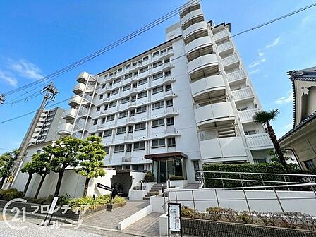 開放感あふれるマンション外観は、明るい印象を与え、住む人に心地よい空間を提供します。自然光を取り入れたデザインが魅力で、日々の生活を豊かにします