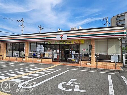 セブンイレブン西宮前浜町店 徒歩3分。 240m