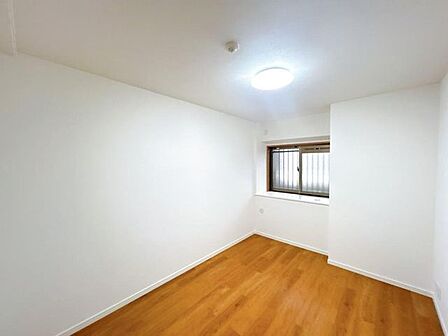 【5.3帖洋室】来客があった際に他の部屋を通らず玄関から直接案内することができるので客間としても使用できます。