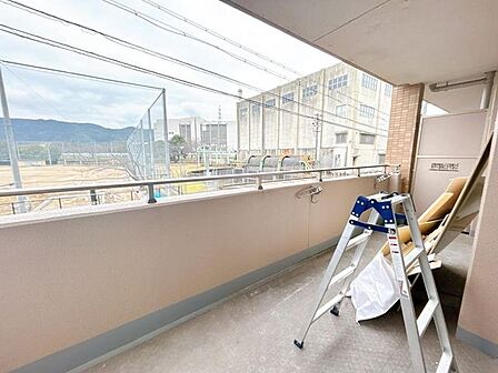 【バルコニー】こちら東側のバルコニーです。お天気のいい日はお布団を干すこともできます。暖かい布団で眠る夜は疲れた体も休まりいい眠りにつけそうですね。