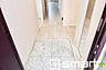 玄関：玄関床には大理石のタイルを敷いており、高級感を感じる仕様となっております。