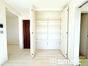 ～リビング収納のあるプラン～ ・意外と少ないリビング収納をしっかりとご用意。 ・掃除機や買い溜めしたティッシュ、トイレットペーパーなど様々なものが収納可能です。 