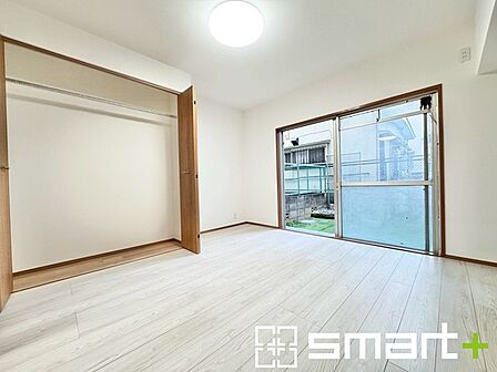 ～自然な風合いの洋室～ ・ナチュラルな色彩で纏められた洋室は家具のコーディネートもしやすくなっております。 ・どんな家具にするか考えるだけでも楽しくなってきますね。 