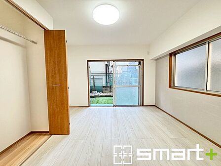 ~2面採光の明るいお部屋~ ・洋室は2面採光とする事で穏やかな陽の入る明るい空間となっております。 ・くつろぎのプライベート時間を明るい空間で穏やかにお過ごしいただけます。
