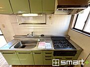 ～使い勝手の良いシステムキッチン～ ・料理がしやすい設計のキッチンでお料理もはかどりますね。 ・もちろんキッチン下部は収納になっておりますので、フライパンなども収納可能です。 