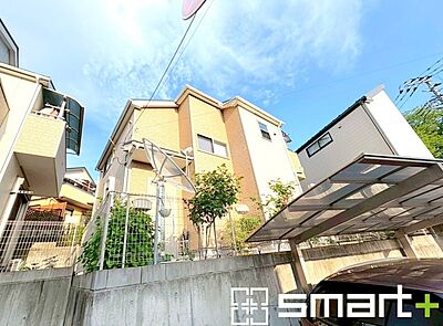 外観:~明るさを感じる外観~ ・外壁は2トーンカラーを採用し、デザイン性に優れた見た目となっております。 ・帰宅した際にホッと感じるような飽きのこない外観。ぜひ現地でご確認くださいませ。 外観:~明るさを感じる外観~ ・外壁は2トーンカラーを採用し、デザイン性に優れた見た目となっております。 ・帰宅した際にホッと感じるような飽きのこない外観。ぜひ現地でご確認くださいませ。
