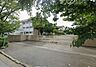 周辺：白井市立七次台中学校 緑豊かな木々に囲まれた、穏やかな佇まい。静かで落ち着いた環境が、心にゆとりをもたらします。周辺には中学校もあり、学び舎を身近に感じられるロケーションです （2500m）