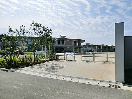 おおたかの森小学校・中学校(1300m)