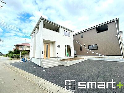 外観：～白いオシャレな外観～ ・シンプルで飽きの来ないホワイトカラーの外観は清潔感ある印象のお住まいになりますね。 ・夜でも目立ちやすく、夏場は熱の吸収を防いでくれます。 