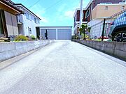 ～十分な広さのある前面道路～ ・前面道路は約7ｍございますので、お車でのすれ違いも楽々で余計なストレスがかかりません。 ・日々お車での移動が多い方には大切なポイントですね。 