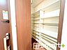 収納：～シューズインクロークをご用意～ ・追加の靴置きとしてはもちろん、ベビーカーやゴルフ・スキーなど趣味の用具の置場としてもご利用いただけます。 ・玄関が広がる事で開放感のある空間となります。 