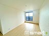 洋室：～バルコニーに面した洋室～ ・バルコニー側の大きな窓から穏やかな陽が差し込む明るい洋室はゆとりある広さの8帖。 ・ご夫婦やご兄弟でもゆったりとお過ごしいただけます。