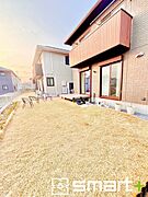 ～お庭もある余裕の敷地～ ・広々した敷地にはお庭もご用意。お庭があるだけで余裕を感じますね。 ・防草シートや人工芝の敷設などのオプションもお気軽にご相談くださいませ。 