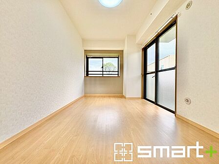 ~2面採光の明るいお部屋~ ・洋室は2面採光とする事で穏やかな陽の入る明るい空間となっております。 ・くつろぎのプライベート時間を明るい空間で穏やかにお過ごしいただけます。