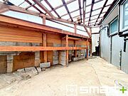 木材の温もりと無機質な質感が調和する、開放的な半屋外スペース。自分だけの作業場や趣味の場として、自由な発想で暮らしを彩る余白がここにあります 