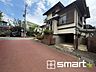 外観：～開放感ある角地のお住まい～ ・2方向が空く事で開放感のある角地に位置しております。 ・窮屈な感じが無く、ゆったりと暮らせるこの魅力をぜひ現地でご体感くださいませ。 