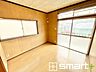 洋室：～2面採光の明るいお部屋～ ・洋室は2面採光とする事で穏やかな陽の入る明るい空間となっております。 ・くつろぎのプライベート時間を明るい空間で穏やかにお過ごしいただけます。 
