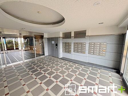 ~不在時も便利な宅配ボックス~ ・マンションエントランスに共用の宅配ボックスをご用意。 ・ネット注文も増えている中、不在時などにもお荷物の受取が可能です。