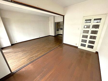 ~ナチュラルな色彩のLDK~ ・自然な風合いの色味で纏められたLDKは家具のコーディネートもしやすくなっております。 ・どんなインテリアにするか、考えるだけでも楽しくなりますね。