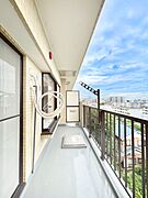 お部屋に開放感と採光をプラスしてくれるバルコニー
