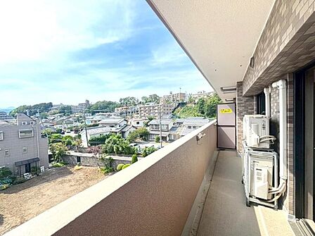 お部屋に開放感と採光をプラスしてくれるバルコニー